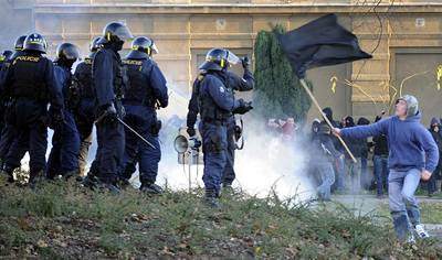 Policisté zasáhli 17. listopadu v Litvínov proti píznivcm krajn pravicové Dlnické strany. 